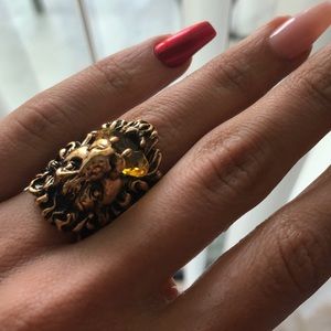 Worn once! Gucci Lion head ring with crystal